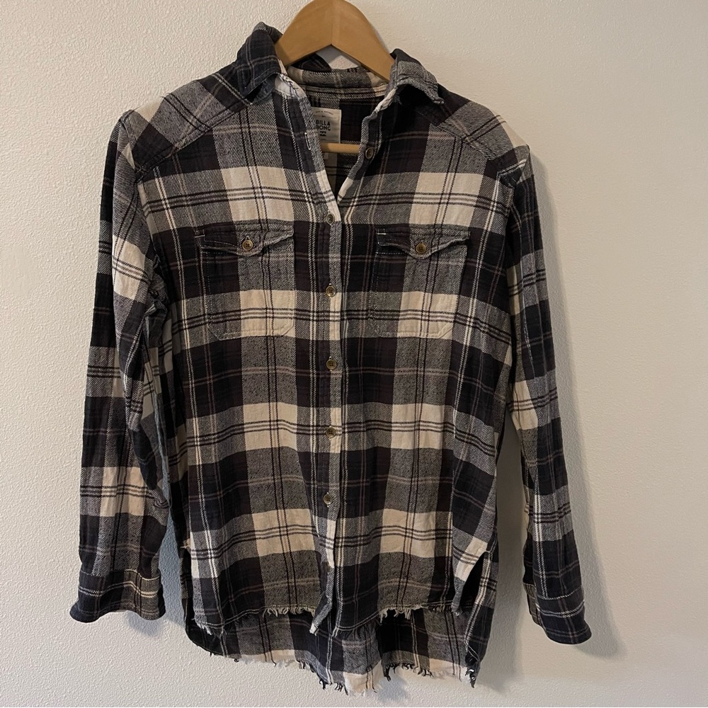 Billabong Wild Adventure Plaid Flannel Raw Hemline Button Shirt Gray Beachy-S